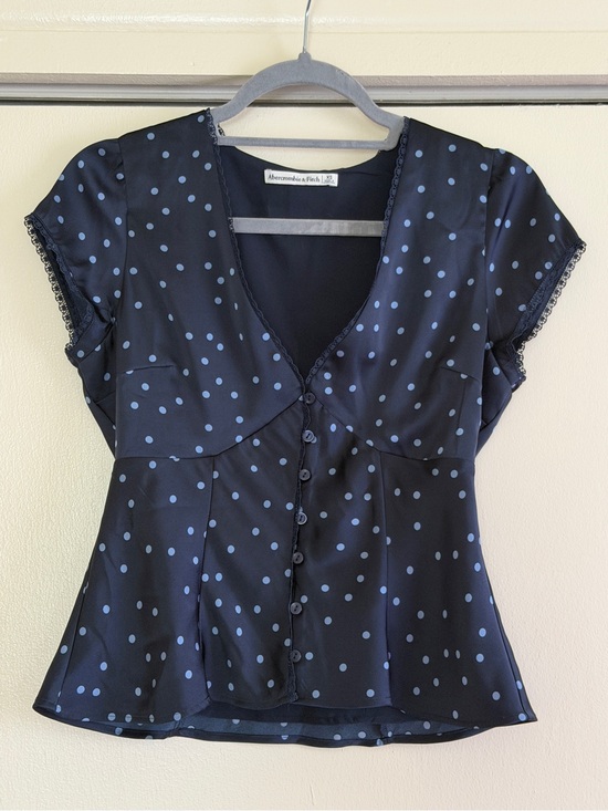 Abercrombie & Fitch Tops - Abercrombie Blue Polka Dot V Neck Top